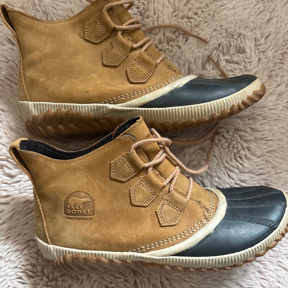 Sorel Out N About Tan and Black Lace Up Leather Waterproof Boots size 10